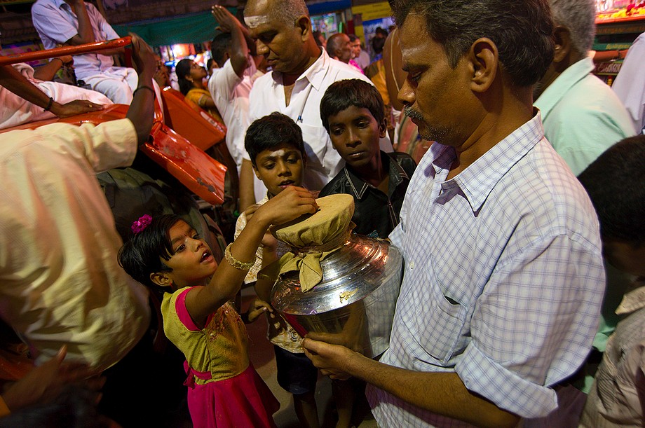 Dziewczyna daje datek na świątynię (Karthigai Deepam 2011)